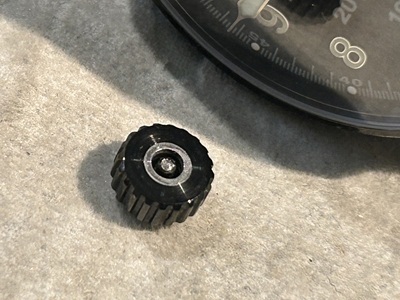 取れてしまった竜頭とハミルトン カーキの時計本体