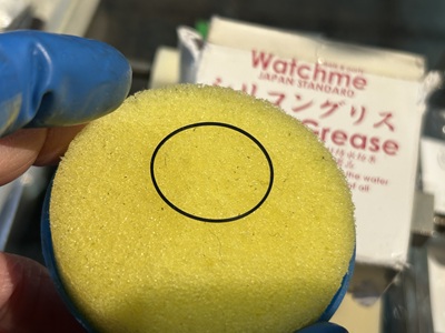 スポンジ上の防水パッキンとシリコングリース塗布器