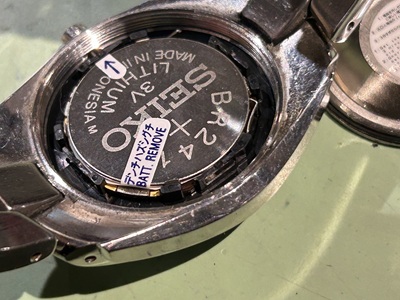 ケースに正しくセットされた新しいリチウム電池（BR2412/CR1612系）