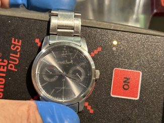 裏蓋を閉め時刻合わせが完了したマーガレット・ハウエル腕時計