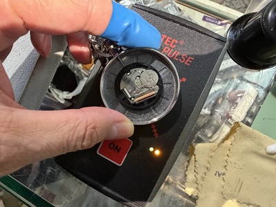 新しい電池をセットしパルスチェッカーで動作測定中のムーブメント