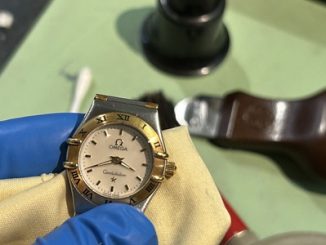 新しい電池を入れて動作確認と時刻調整が完了したオメガの腕時計
