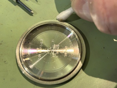 綿棒を使って裏蓋の隙間汚れをクリーニングする様子