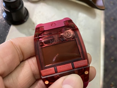 液晶表示が消えたピンククリアケースのニクソン(NIXON)デジタル腕時計