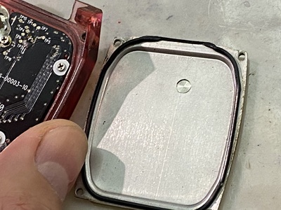 蓋を外した内部の電子基板と裏蓋フチに密着した黒いゴムパッキン