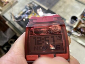 液晶画面に「12:51 13 / NOV 26」と数字がくっきり表示されたニクソンの腕時計