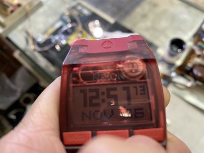 液晶画面に「12:51 13 / NOV 26」と数字がくっきり表示されたニクソンの腕時計