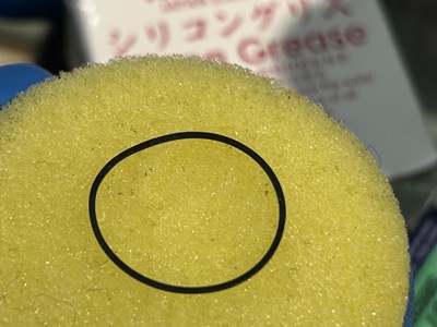 シリコングリース塗布用のスポンジに置かれたパッキン