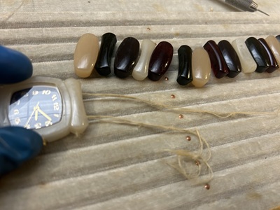 元の順番通りに一列に並べられたカラフルなプラスチック製のコマパーツ