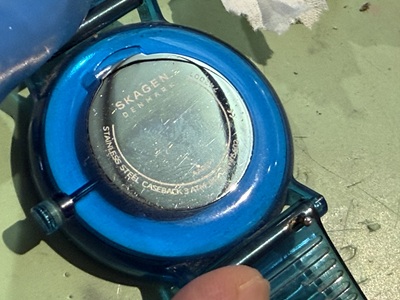 新しい電池をセットし裏蓋を取り付けたスカーゲン