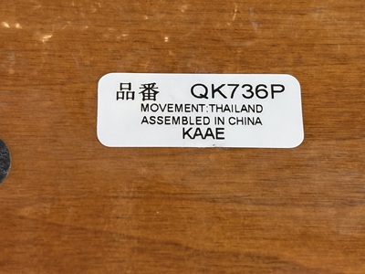台座裏面に貼られた品番「QK736P」と製造情報が記載されたシール