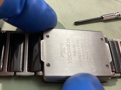 新しい電池を入れ、裏蓋をしっかりと閉める作業
