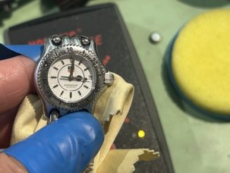 新しい電池を入れ裏蓋を閉めたタグ・ホイヤーの動作確認の様子