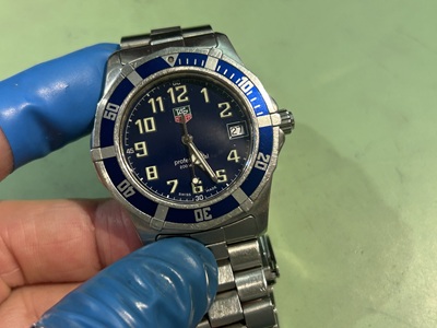 青いベゼルと文字盤が特徴的なタグホイヤー プロフェッショナル 200m ダイバーズウォッチ