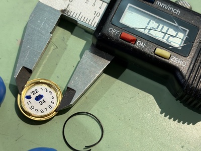 デジタルノギスで裏蓋のパッキン溝径12.42mmを測定している様子