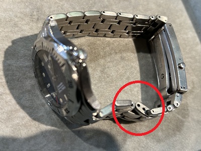 6時側の金属ブレスレット部分が外れて破損しているオメガ・シーマスター