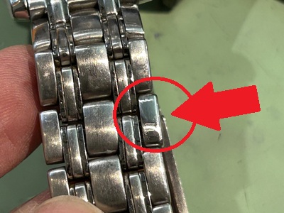 修理箇所に綺麗に組み込まれ叩き込み固定されたサイドのコマパーツ