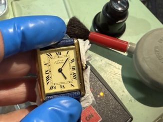 文字盤を正面から確認するカルティエのマストタンク