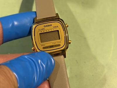 液晶表示が消えているゴールドカラーのカシオレディースデジタル腕時計