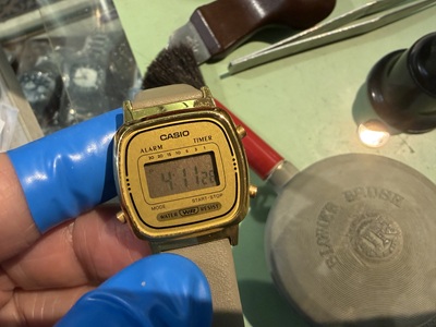 液晶画面に「4:11 28」と時刻が明瞭に表示されたカシオデジタル腕時計