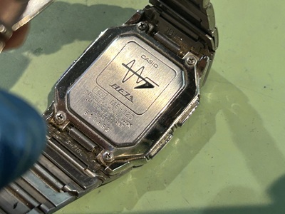 カシオデジタル腕時計のステンレス製裏蓋(CASIO MEZA)