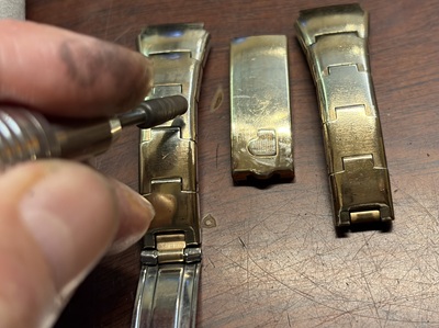 シリコンポイントを用いてベルトの隙間や端部の汚れを除去する作業
