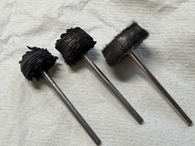 研磨工程で使用する3種類のサイズ・粗さの異なるミニバフ