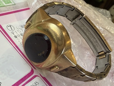 厳重に梱包され届いた金色のハミルトン パルサー腕時計