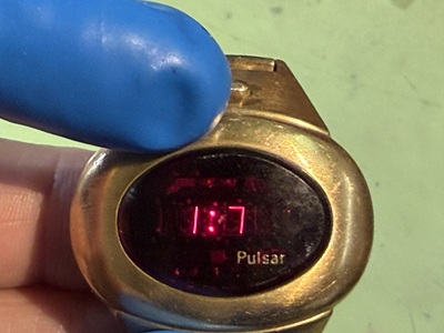 正面の赤いLEDに「11:11」等の数字が鮮やかに点灯したハミルトン パルサー