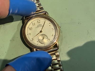電池切れで止まってしまったクラブラメールのゴールドカラー腕時計