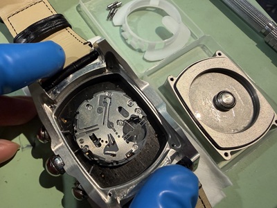 裏蓋を開けたリーフタイガーのムーブメントと取り外した電池