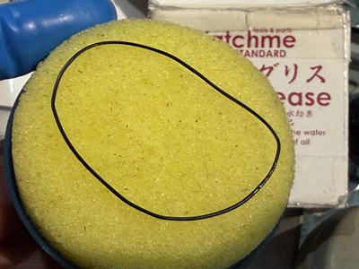 イエローのスポンジに乗せられたパッキンとシリコングリース
