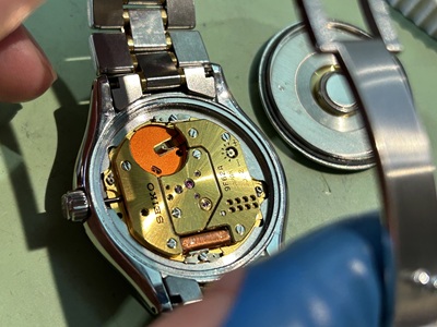 裏蓋が外されゴールドのムーブメント(9F62A)が見えているグランドセイコーの裏面