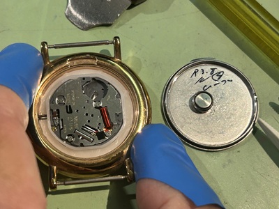 はめ込み式の裏蓋を開けて確認したムーブメントと取り外した古電池