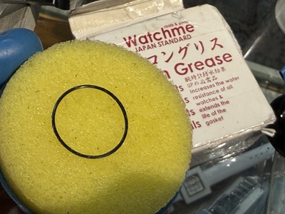 専用のグリス塗布器(スポンジ)に塗布されたパッキン