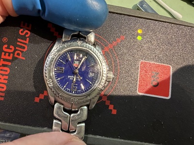 新しい電池をセットしホロテック製パルスチェッカーで動作信号を測定している様子