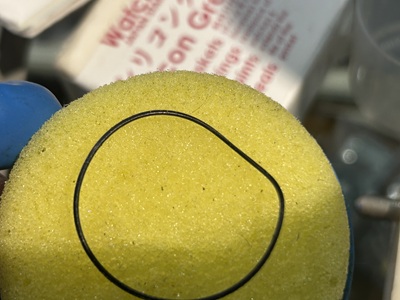 専用グリスボックス（スポンジ）に乗せられた円形のシリコンパッキン