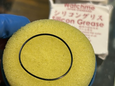 スポンジ塗布器でゴムパッキンにシリコングリースを馴染ませる処理