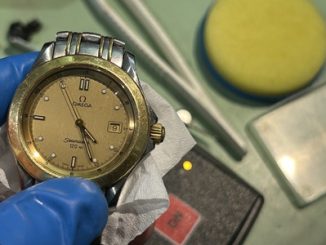 パルスチェッカー上で動作確認を行い時間を合わせたオメガの腕時計