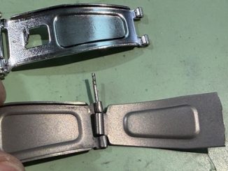 チタン製バックルから軸を取り出す