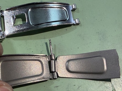 チタン製バックルから軸を取り出す