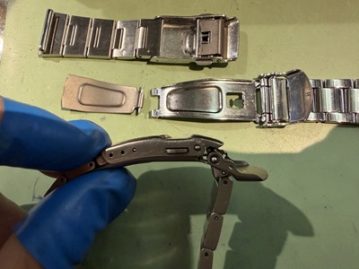 バックルを折りたたんだ際のカーブや重なり具合を微調整する作業