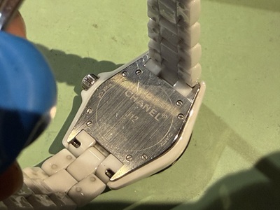8本の精密ネジで固定されているシャネル J12のステンレス製裏蓋