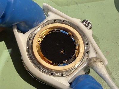 セラミックケースのフチや小さなネジ穴の汚れを綿棒で清掃する工程