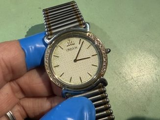 ガラス面の内側が曇り、文字盤に湿気による変化が見られるセイコー・クレドール