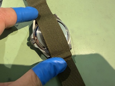 スクリューバック裏蓋を開口するため引き通しNATOストラップを持ち上げる手順
