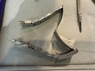ブレスレットを取り外しねじロック解除の準備をする作業風景