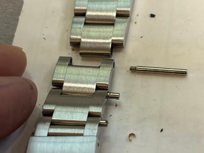 取り外した1コマを12時側のブレスレットへ追加接続する作業