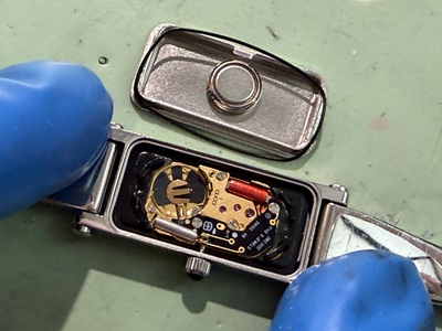GUCCI 1500Lの裏蓋刻印とケースと裏蓋のすき間を確認している様子