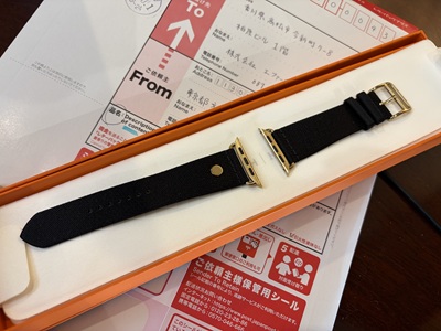 配送パッケージとともに届いたエルメスのオレンジボックスと黒のナイロン製Apple Watchベルト
